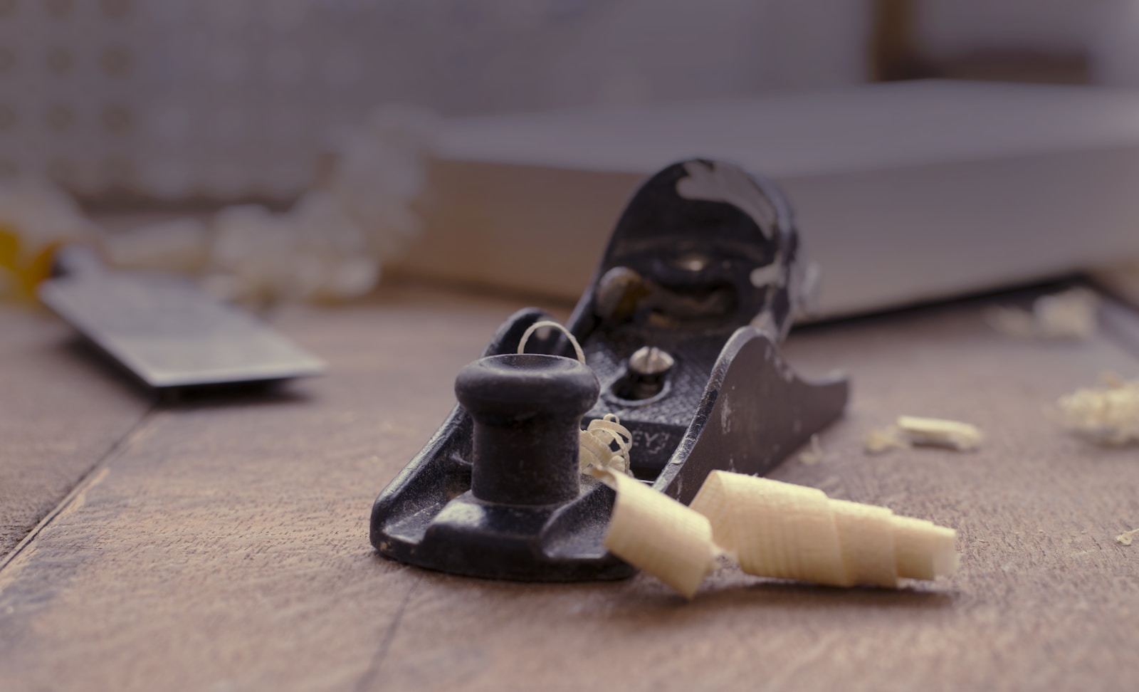 Pialla e trucioli di legno su un banco da lavoro.